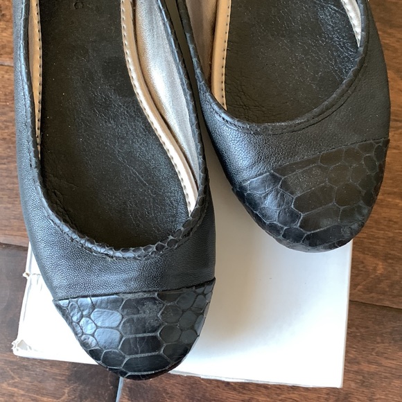 BANANA REPUBLIC Leather Snakeskin Detail Flats - Picture 2 of 16